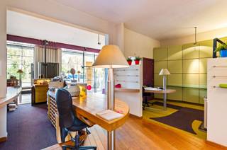 Op zoek naar een pand waar je wonen en werken kan combineren, of een interessante investering met toekomst? Dan is dit veelzijdige handelshuis op de Kapelsesteenweg in Ekeren absoluut het ontdekken waard. Dankzij de centrale en commerciële ligging met een mooie passage en visibiliteit, vormt dit pand de ideale uitvalsbasis voor zowel zelfstandigen als investeerders.<br /><br />Het gelijkvloers is momenteel ingericht als brillenwinkel, maar biedt tal van mogelijkheden voor een andere commerciële invulling zoals een kantoor, praktijkruimte, showroom of winkel. De grote raampartijen zorgen voor een aangename lichtinval en maken van dit niveau een uitnodigende en zichtbare handelsruimte. Achteraan bevindt zich bovendien een gezellige stadstuin, een onverwachte troef die zowel privé als professioneel kan worden benut.<br /><br />Op de eerste en tweede verdieping bevindt zich een casco duplex appartement dat volledig naar eigen smaak en noden kan worden afgewerkt. Dit biedt bijzonder veel flexibiliteit: je kan hier zelf wonen in combinatie met je zaak, of kiezen voor een aparte woonentiteit met verhuurmogelijkheden en dus extra rendement. De structuur is aanwezig, maar de afwerking laat je toe om het pand volledig naar jouw visie in te richten.<br /><br />Nog een laatste en zeer belangrijke troef is de achteringang via een poort langs de Oudebaan, een duidelijke meerwaarde voor zowel privé als professioneel gebruik.<br /><br />Dit is een pand met karakter, ruimte en vooral potentieel. Ideaal voor wie opportuniteiten ziet en zelf de invulling wil bepalen. interesse? Info@neonvastgoed.be of 03/336.88.88