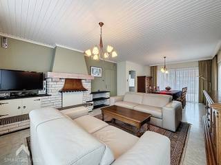 <p>Ruime halfopen woning met veel potentieel, ideaal voor wie ruimte zoekt en de woning graag naar eigen smaak wil opfrissen. Via de inkomhal met karaktervolle trap betreedt u de woning. De ruime leefruimte met zit- en eethoek geniet van een aangenaam zicht op de tuin. De keuken biedt plaats voor een extra eethoek en geeft toegang tot de veranda. Verder beschikt de woning over een ruime, droge kelder. Aansluitend aan de woning bevindt zich een garage met wasplaats en extra douche. Op de oprit is er parkeergelegenheid voor maar liefst vier wagens. <br /><br />Op de eerste verdieping vindt u vier zeer ruime slaapkamers en een badkamer uitgerust met douche/bad, lavabo en toilet. Via een zolderluik bereikt u de zolderverdieping van ca. 55 m², die nog tal van mogelijkheden biedt. Een extra troef is de tweede garage met aansluitende werkruimte en daarachter een overdekte opslagplaats — ideaal voor hobbyisten of zelfstandigen. De gezellige tuin maakt het geheel compleet. Een woning met ruimte, mogelijkheden en potentieel.<br /><br />Extra troeven</p>
<ul>
<li>enorm potentieel</li>
<li>regenwaterput (8000L)</li>
<li>deels dubbele beglazing</li>
<li>rolluiken (deels elektrisch)</li>
<li>2 garages</li>
<li>plaats voor 4 wagens</li>
</ul>
<p>Deze woning is te koop ZONDER makelaar via het concept van Smart Houses. Wenst u verdere inlichtingen of een bezoek? Contacteer rechtstreeks de eigenaar via 0476/64.48.78</p>