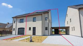 Deze prachtige halfopen nieuwbouwwoning in Ooigem is spiksplinternieuw : volledig geschilderd, voorzien van verlichting en uitgerust met...