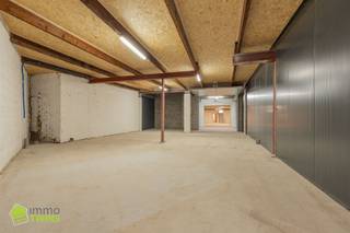 <p><span>Te huur - vernieuwde KMO unit te Grembergen (Dendermonde)</span></p><p><span> </span></p><p><span>Bent u als ondernemer op zoek naar een KMO-Unit met uitstekende bereikbaarheid, verzorgde uitstraling en moderne infrastructuur met alarm, brandcentrale en camera bewaking, dan hebben we voor u de ideale oplossing hartje Grembergen, centraal gelegen nabij Dendermonde. Een kwalitatieve unit die zowel geschikt is voor ambachtelijk gebruik als opslagruimte.</span></p><p><span> </span></p><p><span>Elke unit is voorzien van:</span></p><p><span>- Betonnen vloer</span></p><p><span>- Aparte elektriciteitsmeter</span></p><p><span>- Drijfkracht</span></p><p><span>- Wateraansluiting met individuele teller</span></p><p><span>- Automatische sectionaalpoort en aparte toegangsdeur</span></p><p><span>- Camerabewaking en alarmsysteem</span></p><p><span>- Branddetectie via brandcentrale gekoppeld aan brandweer alsook de nodige brandhaspels en brandblusapparaten</span></p><p><span>- Aansluiting voor sanitair</span></p><p><span>- Parking</span></p><p><span> </span></p><p><span>Unit 3 - 115 m²  | Direct beschikbaar! </span></p><p><span>Toegang via gemeenschappelijke overdekte doorrit (minimale vrije hoogte 2,7 m)</span></p><p><span>Nood aan grotere oppervlaktes?  Contacteer ons om te bekijken welke units eenvoudig gecombineerd kunnen worden.</span></p><p><span>Interesse of meer info? Contacteer ons voor een vrijblijvend bezoek of bijkomende details. T. 052 55 55 55 - <span>info@immotwins.be</span></span><span> </span></p><p><span> </span></p>