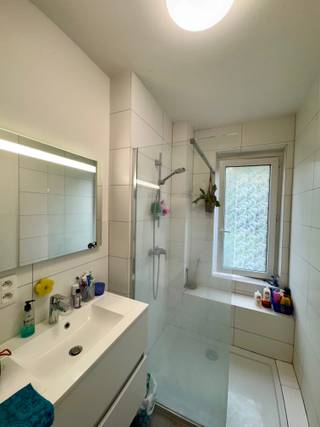 Ontdek dit verzorgde appartement op de eerste verdieping van een kleinschalig gebouw, waar modern comfort en een uitstekende ligging hand in...