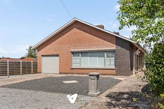 <p><span><span>Instapklare gelijkvloerse woning op rustige ligging</span></span></p><p><span><span> </span></span></p><p><span><span>Belangrijkste troeven:</span></span></p><p><span><span>- Reeds gerenoveerd: PVC ramen, badkamer, gasketel, isolatie zoldervloer, elektriciteit</span></span></p><p><span><span>- Volledig gelijkvloers</span></span></p><p><span><span>- Perfect instapklaar</span></span></p><p><span><span>- Uitstekend onderhouden</span></span></p><p><span><span>- Ruim perceel van 966m2</span></span></p><p><span><span>- Ideale ligging: nabij school, winkel, bakker en in een rustige straat</span></span></p><p><span><span>- Vlakbij natuurdomein De Keiheuvel - De Most</span></span></p><p><span><span>- Extra's: rolluiken, kruipkelder</span></span></p><p><span><span>- Geen renovatieplicht!</span></span></p><p><span><span> </span></span></p><p><span><i><span>Bekijk zeker ook onze grondplannen met de afmetingen. Zo krijgt u van thuis uit al een perfect beeld van wat deze woning te bieden heeft!</span></i></span></p><p><span><span>Wenst u meer info of een vrijblijvende bezichtiging, contacteer dan ons kantoor op het nummer 014 39 99 99 en wij helpen u graag verder.</span></span></p>