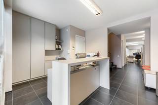 Gelegen op een centrale en goed bereikbare locatie in Heverlee bevindt zich dit moderne en architecturaal vormgegeven gebouw (2010) met...