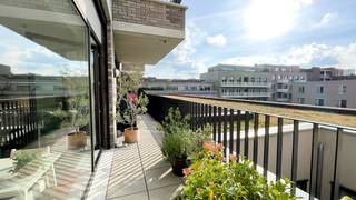 Stijlvol appartement in hedendaags en ecologisch woonproject Kadox. Het appartement is gelegen in de Piraeusstraat, een verbindingsstraat tussen de Madrasstraat en de Indiëstraat. Op de tweede verdieping bevindt zich dit zeer modern en hoogwaardig afgewerkt tweeslaapkamerappartement van ca 115 m².<br /><br />De leefruimte is gelegen aan de achterzijde van het appartement en geniet bijgevolg van een ideale zuidwestelijke oriëntatie. Dankzij de grote raampartijen baden de leefruimte en keuken in het licht. Aansluitend is een gezellig terras voorzien van ca 12 m² waar u zorgeloos kan genieten van de middag- en avondzon.<br /><br />De keuken is volledig opengewerkt en uitgerust met combi-oven, kookvuur, vaatwasser en koelkast met vriezer. Alle toestellen werden netjes ingebouwd wat samen met de witte kasten een modern en strak geheel oplevert.<br /><br />De twee volwaardige slaapkamers kunnen gebruikmaken van een moderne badkamer met inloopdouche en lavabo. <br />Een derde kamer werd ingericht als dressing. <br /><br />Apart gastentoilet en berging met aansluiting voor wasmachine en droogkast.<br /><br />Een praktische kelderberging en fietsenstalling zijn reeds begrepen in de huurprijs.<br />De autostaanplaats in de ondergrondse garage is bij te huren aan 130 Euro per maand. <br /><br />Gemeenschappelijke lasten: 110 Euro per maand.<br />Provisie op het verbruik van verwarming: 70 Euro per maand.<br />De nutsvoorzieningen elektriciteit en water zijn privé op te nemen door de huurder.<br /><br />Onmiddellijk beschikbaar.