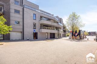 [[ DIT PAND NEEMT DEEL AAN DE ERA OPEN HUIZEN DAG OP 13/6 VAN 9:30 TOT 10:30 ]]<br /><br />Prachtig ruim (112m²) gelijkvloers appartement met 2 slaapkamers en groot terras.<br />Gelegen in hartje Lommel.