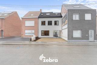 Deze ruime en instapklare woning met 4 slaapkamers bevindt zich op een boogscheut van het centrum van Roeselare. De woning geniet van een...