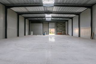 Ontdek het gloednieuwe KMO-project Gruuthuse in Oostkamp.<br /><br />Dit modern bedrijvenproject bevindt zich op een strategische locatie in het hart van West-Vlaanderen. <br />De laatste afwerkingswerken zijn volop aan de gang. <br />Ideaal voor ondernemingen die nood hebben aan extra ruimte of op zoek zijn naar een interessante investering.<br />De kmo-units in Oostkamp bevinden zich op een uitstekende locatie in de nabijheid van de grote steden zoals Brugge en Gent , waardoor ze kunnen bijdragen aan een bloeiende economische omgeving die tal van zakelijke kansen bieden.<br /><br /><br />Troeven: <br />* Toplocatie nabij Brugge en Gent - vlotte verbinding met de E40 en E403 <br />* Duurzame BEN gebouwen <br />* Casco oplevering met een oppervlakte van 1043,46 m²<br />* Aparte kantoorruimte<br />* Vrije hoogte van 10 meter<br />* 2 verdiepen<br />* Mogelijkheid tot diverse optiepakketten<br />* 5 parkeerplaatsen<br />* Industriële, gepolierde gewapende betonvloer<br />* Lichtstraat in meerwandige polycarbonaatplaten met aluminium profielen<br />* Aluminium schrijnwerk met elektronische sectionale poort<br /><br />Onmiddellijk beschikbaar of beschikbaar op zeer korte termijn!<br /><br />Interesse?<br />Contacteer Simon via 0498 12 37 08 of mail naar simon@vicusvastgoed.be