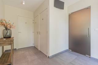 Vandaag nemen we je mee naar een instapklaar en representatief handelspand in hartje Bornem. Dankzij de uitstekende ligging heb je alles...