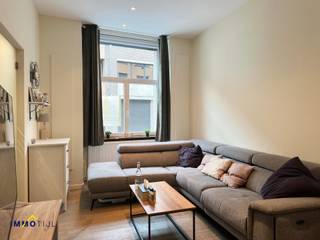 <strong>Volledig instapklare woning met tuin te centrum Aalst!</strong><br /><br />Deze <strong>recent vernieuwde woning</strong> beschikt op het gelijkvloers over een inkomhal, g<strong>ezellige woonkamer met eetplaats en bureau, volledig ingerichte keuken en een moderne badkamer </strong>(inloopdouche met regendouche, lavabomeubel, toilet en aansluiting wasmachine/droogkast). Op de 1ste verdieping vindt men <strong>2 ruime slaapkamers.</strong> Op de tweede verdieping is nog een <strong>extra slaapkamer en een 2de badkamer</strong> (bad en toilet) terug te vinden. <br /><br />Achteraan bevindt zich de <strong>diepe tuin met charmant terras.</strong> <br /><br />Deze woning is voorzien van<strong> alle hedendaags comfort;</strong> hoogrendementsbeglazing, CV op aardgas, gunstig EPC, elektriciteit conform AREI, ...<br /><br />Ideaal gelegen <strong>op wandelafstand van het stadscentrum.</strong> Alle belangrijke voorzieningen zoals winkels, scholen, openbaar vervoer en recreatiemogelijkheden bevinden zich in de onmiddellijke nabijheid. Dankzij de vlotte verbinding met de N9 en de E40 geniet je van een uitstekende bereikbaarheid richting Brussel, Gent en de omliggende gemeenten. <br /><br />Voor meer info en/of een bezoek, contacteer ons via steffen@immotijl.be of 053/42 46 99.