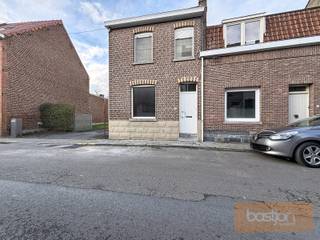 In het centrum van Marke vind je deze gezellige en instapklare woning.Via de inkomhal kom je binnen in de lichtrijke leefruimte met open ingerichte...