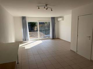 <p><span>LUMINEUS EN GEZELLIG GELIJKVLOERS-APPARTEMENT MET 1 SLAAPKAMER EN ZUID-GEORIËNTEERDE TUIN</span></p><p><span>rustige ligging met vlotte bereikbaarheid via A12</span></p><p><span> </span></p><p><span>Inkomhal / wc met handwas / living met eetplaats en ingerichte open keuken (totale opp.: 30m²) met toegang tot zuid-georiënteerd terras en tuin / berging / slaapkamer (12m²) / ruime badkamer (6m²) met dubbele wastafel, ligbad en douche.</span></p><p><span>Tuin / gemeenschappelijke fietsenberging.</span></p><p><span> </span></p><p><span>Appartement is voorzien van warmtepomp lucht-lucht (airco) in de living, raamdecoratie en lichtarmaturen.</span></p><p><span> </span></p><p><span>Voldoende parkeergelegenheid in de nabije omgeving.</span></p><p><span> </span></p><p><span>Lasten: € 30 / maand.</span></p><p><span> </span></p><p><span>Appartement is bewoonbaar door maximaal 2 personen.</span></p><p><span> </span></p>