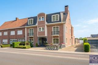 <strong>De ligging</strong><br />Dit<strong> instapklare appartement </strong>(bouwjaar 2003) is uitstekend gelegen in Nazareth, op <strong>wandelafstand van het centrum</strong> dewelke voorzien is van allerhande winkels en horeca alsook het openbaar vervoer. Dankzij de nabijheid van diverse verbindingswegen zijn de omliggende centra (Deinze, Waregem, Zulte, Gavere, De Pinte, Kruisem...) allen vlot te bereiken. Het appartement is gelegen op het <strong>eerste verdiep</strong> van een stijlvolle residentie. Een <strong>ruime garagebox</strong> is inbegrepen in de huurprijs!<br />   <br /><strong>De indeling</strong><br />Inkom - <strong>ruime leefruimte</strong> met balkon en open keuken - aparte berging met aansluiting voor wasmachine - nachthal - slaapkamer - badkamer met douche, lavabomeubel en toilet - afzonderlijk gastentoilet;<br />Ruime garagebox (19 m²) inbegrepen in de huurprijs.  <br />   <br /><strong>Kenmerken</strong><br />- bewoonbare oppervlakte: 76 m²<br />- <strong>lift aanwezig in het gebouw</strong>  <br />- EPC: 239 kWh/m² jaar - C-label<br /><br /><strong>Troeven</strong><br />- instapklaar!!<br />- centrale ligging!!<br />- <strong>kleinschalige residentie!!</strong><br /><span>- garage inbegrepen!!</span><br /><span>   </span><br /><span>Gemeen. kosten: € 45,00 / maand</span><br /><br /><span>Beschikbaarheid: onmiddellijk / otk</span><br />   <br />Voor meer info of een bezoek contacteer reageer via het contactformulier of stuur naar info@hckinvest.be