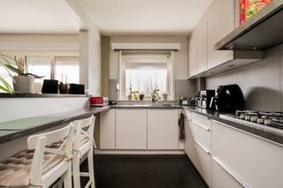 Instapklaar 2-slaapkamerappartement met terras en garage (+€ 25.000).   * EPC B  * Kleinschalig gebouw (extreem lage gemeenschappelijke kosten)  * 2...