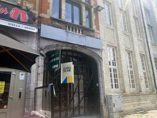 Handelspand te huur op toplocatie – Oude Markt Leuven!Bent u op zoek naar een unieke commerciële locatie in het hart van Leuven? Dit handelspand,...