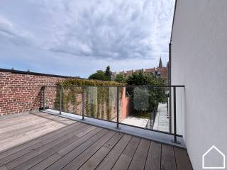 Appartement 0101 is gelegen op de eerste verdieping van Residentie Melrose Place en heeft een totale oppervlakte van 92 m². Met daarbij een noord-oost georiënteerd terras van 21 m². Het appartement beschikt over 2 slaapkamers.<br /><br />Residentie MELROSE PLACE omvat 6 ruime appartementen met 1 of 2 slaapkamers en één studio op de<br />gelijkvloerse verdieping bij fase 1 (Rijselstraat). In een latere fase van dit project (Merghelynckstraat) worden er<br />1duplex-appartement , 4 lofts en 1 bestaande loft gerealiseerd.<br /><br />Verder is er ook een mogelijkheid tot aankopen van autostaanplaats en/of garage.<br /><br />Bij het ontwerp werd gekozen om exclusieve en betaalbare appartementen te ontwikkelen.<br /><br />Ook de ligging van residentie MELROSE PLACE is één van de grote pluspunten, de residentie is gelegen in<br />het hart van de stad, waar alle voorzieningen (bakkerij, slagerij, apotheek,…) na bij zijn. Er is ook een vlotte<br />verbinding met de Noorderring die u vlot tot de oprit van de A19 brengt.<br />