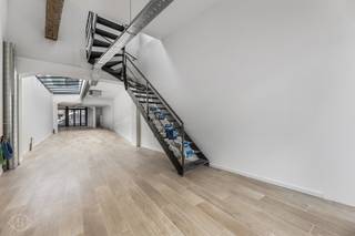 Graag stellen wij u deze lichtrijke handelsruimte voor, ideaal gelegen in het centrum van Leuven, in de levendige Tiensestraat , recht tegenover de Spar.<br />De winkelruimte heeft een oppervlakte van ca. 100 m², met daarnaast een mezannine van 17 m² en een kelder van 18 m². Grote raampartijen en dakramen zorgen voor een overvloed aan natuurlijk licht, wat bijdraagt aan een aangename en uitnodigende sfeer voor klanten. De ruimte is reeds voorzien van airco.<br />Achteraan beschikt de handelsruimte over een gezellige stadstuin/terras van 45 m², een uniek extraatje in het centrum. Mogelijkheid tot het huren van twee autostaanplaatsen in de ondergrondse parking van de Spar, recht tegenover de handelsruimte. EPB-startverklaring beschikbaar.<br />Heeft u interesse of wenst u een bezoek ter plaatse? Aarzel dan niet om ons te contacteren via info@homies.be. HOMIÉS, an Eye for Immo!