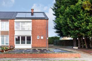 Deze halfopen bebouwing op een perceel van 362 m² is een unieke kans voor wie op zoek is naar een praktische, energiezuinige en centraal gelegen gezinswoning. De woning bevindt zich in een rustige buurt op korte afstand van het centrum van Oost-Ham, lokale handelaars en het op- en afrittencomplex E313.<br /><br />De woning werd door de jaren heen zorgvuldig gerenoveerd en energiezuinig gemaakt, wat resulteert in een indrukwekkend EPC van 59 kWh/m² (Label A) en tal van moderne comfortvoorzieningen.<br /><br />Op het gelijkvloers bevindt zich een inkomhal met aansluitend een gastentoilet met lavabo. De lichte woonkamer vormt het hart van de woning en sluit naadloos aan op de praktische keuken, uitgerust met een vaatwasser, oven/microgolf, koelkast en elektrisch vuur. Aangrenzend vind je een handige berging.<br /><br />Op de verdieping bevinden zich drie slaapkamers, waarvan twee uitgerust zijn met airco. Daarnaast is er de volledig betegelde badkamer met ligbad en lavabo.<br /><br />De zolder doet dienst als praktische bergzolder en is voorzien van vloerisolatie.<br /><br />In de tuin vind je een ruime garage en een aparte ruimte met aansluiting voor de wasmachine. Het eerste deel van de tuin is netjes geklinkerd, terwijl je achteraan in alle privacy kunt genieten van een mooi stuk gazon.<br /><br /><strong>Extra troeven:</strong>
<ul>
<li>18 zonnepanelen met batterij</li>
<li>Warmtepompboiler</li>
<li>Airco’s (2023 – Daikin)</li>
<li>Geïsoleerde spouwmuren en geïsoleerde zoldervloer</li>
<li>PVC-ramen met HR-glas en rolluiken</li>
<li>Elektriciteit conform huidig AREI</li>
</ul>
<br />Mis deze unieke kans niet en plan snel je bezoek via info@sublimmo.be of 014 84 83 69.