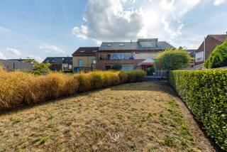 Dit lichtrijke gelijkvloerse appartement met EPC-label A combineert energiezuinigheid, ruimte en wooncomfort op een uitstekende locatie in Ronse. De ruime leefruimte met grote raampartijen geniet van veel natuurlijke lichtinval en sluit naadloos aan op de volledig uitgeruste open keuken.<br />Verder beschikt het appartement over twee volwaardige slaapkamers, die eveneens perfect kunnen dienen als thuisbureau of hobbyruimte.<br /><br />De praktische indeling wordt aangevuld met een berging met waterontharder, een apart gastentoilet en een stijlvolle badkamer voorzien van douche, ligbad en dubbel lavabomeubel.<br />Buiten geniet u van een privatief zonneterras en een aangename tuin, ideaal om te ontspannen of gezellig te tafelen met familie en vrienden.<br /><br />Extra troef is de afzonderlijke garage, beschikbaar voor € 25.000.<br /><br />Momenteel is het appartement verhuurd aan een correcte huurder die, indien gewenst, graag wenst te blijven. Hierdoor vormt dit pand niet alleen een aantrekkelijke woonst voor eigen gebruik, maar ook een interessante en onmiddellijk renderende investering.