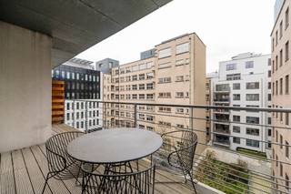 (Arlonstraat 39 bus 52 - 1000 Brussel)Dit gemeubileerde appartement ligt in het hart van de wijk Leopold, omringd door de belangrijkste Europese...