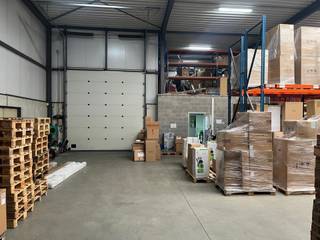Bedrijfsgebouw in industriezone Wommelgem bestaande uit magazijn van 940m² met mezzanine van 144m² voor extra stockage. Het magazijn telt 1...