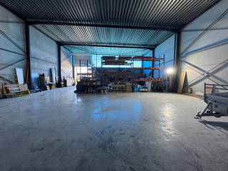 Ben je op zoek naar een strategisch gelegen, moderne ruimte voor opslag, distributie of productie? Deze hoogwaardige KMO-unit van 410 m² bevindt zich in de dynamische voorhaven van Oostende en biedt een uitzonderlijke bereikbaarheid voor jouw onderneming.**<br /><br />Zowel de haven zelf als de omliggende industriezones van Zandvoorde zijn vlot bereikbaar. Bovendien bevindt de oprit naar de snelweg A10 zich op minder dan 5 minuten rijden, wat zorgt voor een perfecte verbinding met het binnenland.<br /><br />Een totale bruikbare oppervlakte van 410 m² met een indrukwekkende vrije hoogte van 7,3 meter. De lichtstraten in de polycarbonaatwand zorgen voor een aangename hoeveelheid natuurlijk lichtinval.<br /><br />Uitgerust met een grote automatische sectionaalpoort (4 m breed x 4,40 m hoog) voor vlot laden en lossen, en voorzien van een aparte, representatieve toegangsdeur met glaspartij.<br /><br />De loods beschikt over een duurzame, stevige en onderhoudsvriendelijke polybetonvloer en is volledig geïsoleerd.<br />Inclusief 3 gereserveerde parkeerplaatsen direct voor de deur.<br /><br />*Beschikbaarheid: Direct beschikbaar voor gebruik.<br />*Huurprijs: 1.750 **ALL-IN PRIJS**<br />*Nutsvoorzieningen: Individuele tellers voor water en elektriciteit (3-fasen aanwezig).<br />*Huurwaarborg: Standaard waarborg van 3 maanden huur.<br /><br /><br />Interesse of snel een bezoek inplannen?<br />Laat deze opportuniteit niet schieten en neem vandaag nog contact met ons op voor meer informatie of een vrijblijvende rondleiding!