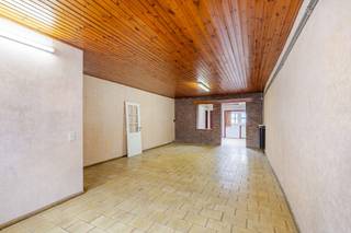 <p><span>Ruime woning met 4 slaapkamers en stadstuin! </span></p><p><span>Deze woning is gelegen in het hart van Sint-Amandsberg. Vlot bereikbaar, zowel met de wagen als het openbaar vervoer!</span></p><p><span>De troeven zijn absoluut het bewoonbaar oppervlak: een ruime woonkamer en 4 slaapkamers (!), EPC C (274 kWh/m²jaar) - geen renovatieplicht en de locatie!</span></p><p><span>Op het gelijkvloers bevinden zich de inkomhal, ruime woonkamer, keuken en badkamer met douche en toilet.</span></p><p><span>Op de eerste en de tweede verdieping bevinden zich telkens 2 ruime slaapkamers. Buiten kunt u genieten in de tuin, waar ook nog een opbergruimte of klein atelier is.</span></p><p><span>Interesse in de woning? Neem contact op om uw bezoek te plannen.</span></p><p><span>Si in aanvraag; EPC 274 C; G-score A, P-score A; </span><span>Bestuursmaatregelen in het maatregelenregister: nee.</span></p>