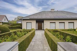 INDELING: <br /><br />GV.: <br />- inkomhal met gastentoilet<br />- ruime, lichtrijke leefruimte met open haard<br />- ingerichte keuken<br />- 3 slaapkamers<br />- badkamer met dubbele lavabo en inloopdouche<br />- praktische bergruimte <br />- dubbele, inpandige garage<br />- volledig aangelegde, volwassen tuin<br />- bijgebouw in de tuin met aparte toegang dat kan dienen tot bureauruimte/praktijk/... <br /><br />1°V.: te bereiken via vaste trap<br />Een volledig geïsoleerde verdieping die nog naar eigen wens kan ingericht worden. <br /><br />Bijzonderheden: <br />- gunstig EPC C<br />- aanwezigheid van 14 zonnepanelen<br />- 25.000L regenwater<br />- voldoende parkeergelegenheid (oprit en dubbele garage)<br />- volledig gelijkvloers, met mogelijkheid tot het inrichten van de eerste verdieping<br /><br /><br />Meer info of interesse in een bezoek? Neem contact op met Sarah - 0493 25 46 80 - sarah.hanson@dewaele.com<br /><br />Deze AI-visualisaties zijn bedoeld als inspiratie. Er werd geen rekening gehouden met technische specificaties, stedenbouwkundige voorschriften of de concrete mogelijkheden tot realisaties.<br /><br /><br /><br />Bestuursmaatregelen in het maatregelenregister: nee