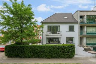Deze woning is TOPgelegen aan en met zicht op de Astridpark, UNIEKE LOCATIE in het centrum van Kortrijk. Kwalitatief en volledig gerenoveerde woning met STADTUIN, tocht op het park, ondergrondse garage en oprit, 4 slaapkamers en 3 badkamers. IDEAAL voor mensen op zoek naar ruimte op een topligging. <br />INDELING: inkom en traphal, toilet, handige berging, geïnstalleerde luxe-keuken met EILAND, aanpalend een fantastisch terras met zicht op groen, gezellige leefruimte, volledig onderkelderd (garage en berging), en op de verdiepen bevinden zich 4 grote slaapkamers (waarvan de master met een uniek zicht op het park en een eigen dressing), en 3 badkamers. <br /><br />TOTAALRENOVATIE: nieuw en geïsoleerd dak, centrale verwarming op aardgas, conforme elektr., EPC B, aangename grote ruimtes. <br /><br />Bezoek na afspraak met IMMO BEGUIN: tessa@immobeguin.be