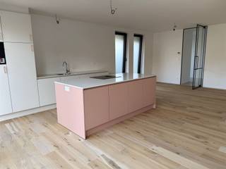 <p>Deze nieuwbouwwoning is gelegen in een doodlopende straat in het centrum, op wandelafstand van school, winkels en openbaar vervoer. Op de gelijkvloerse verdieping bevinden zich een inkomhal met apart toilet, een berging en een lichtrijke leefruimte met open keuken. Op de eerste verdiepingen vinden we 3 ruime slaapkamers terug, een wasplaats en een een badkamer die voorzien is douche, bad en dubbele wastafel. Op de nachthal is ook nog een apart toilet voorzien. Vooraan de woning is er een parkeerplaats voor 1 wagen voorzien en een buiten berging. Deze woning beschikt over alle moderne comfort en wordt nog verder afgewerkt met kwaliteitsmaterialen (keuken, binnendeuren, bekleding trap,...). Verkoop onder btw (registratierechten op de grond, btw op de constructiewaarde). Maak snel uw afspraak! </p>