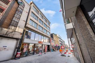 Gelegen in het hart van Beveren, met alle voorzieningen op wandelafstand en parkeermogelijkheden op het plein tegenover het gebouw, aangevuld met...