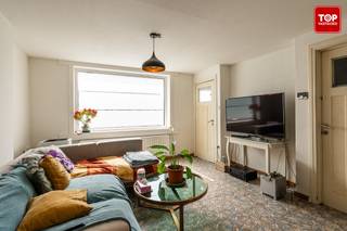 Op een goede locatie, vlak bij de Lembeekse bossen, vind je deze verzorgde halfopen woning met een aangename tuin en veel lichtinval.De leefruimte...
