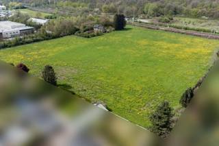 Terre agricole actuellement exploitée en pâture d'une contenance totale de 3 ha 70a accessible par un chemin au départ de la rue Alphonse...