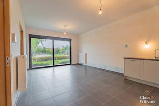 Dit energiezuinig appartement biedt een lichtrijke leefruimte met open keuken en uitzicht op de speeltuin en het omliggende groen, een slaapkamer van 12,5 m² en een volledig uitgeruste badkamer met douche.
In de inkomhal zorgen ingebouwde kasten voor extra opbergruimte. Ideaal voor wie rustig en comfortabel wil wonen met alle voorzieningen binnen handbereik.
Ideaal voor wie rustig, comfortabel én duurzaam wil wonen.