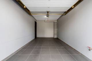 Dit ruim, modern appartement is gelegen te Mariakerke, met een vlotte verbinding naar het centrum, strand, A10,... waardoor alle faciliteiten vlot bereikbaar zijn. Het betreft een gelijkvloers appartement en is dus vlot toegankelijk. <br /><br />Het appartement geniet een logische indeling met een ruime living (met eet-en leefhoek) en open keuken. Dankzij de vele raampartijen is het steeds aangenaam lichtrijk en is er een leuk zicht op de tuin. <br /><br />Er zijn twee ruime slaapkamers aanwezig. In de badkamer is er een inloopdouche en lavabo aanwezig. De handige technische berging biedt aansluiting voor een wasmachine. <br /><br />De riante tuin en terras bieden u een leuke rustplek met de nodige zonne-uren. <br /><br />Daarenboven is er een autostaanplaats en inpandige garage inbegrepen, een zeldzaamheid in de buurt! <br /><br />Bent u op zoek naar een volledig instapklaar appartement, met garage en ruime tuin? Aarzel dan niet en neem contact op voor meer info of een afspraak! <br /><br />