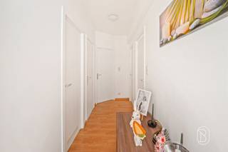 <p>RUIM & INSTAPKLAAR APPARTEMENT VAN 100 M² MET PRIVATIEVE PARKING EN KELDER</p><p>Ontdek dit prachtige en instapklare appartement van maar liefst 100 m², gelegen op de vijfde verdieping op een uiterst centrale locatie, midden in de winkelstraten van Ronse.</p><p>Het appartement biedt een aangenaam gevoel van ruimte en comfort en omvat een inkomhal, een ruime en lichtrijke leef- en eetruimte, een volledig ingerichte keuken, praktische berging, nachthal, 2 ruime slaapkamers, badkamer met ligbad en dubbel lavabomeubel, apart toilet en een grote wasruimte.</p><p>Een belangrijke extra troef is de privatieve parkeerplaats, samen met een private kelderberging.</p><p>Dankzij de centrale ligging bevinden winkels, horeca, openbaar vervoer en alle dagelijkse voorzieningen zich op wandelafstand.</p><p>Het appartement is momenteel verhuurd en biedt een aantrekkelijk rendement, waardoor het eveneens bijzonder interessant is als investering.</p><p>✨ Ruim, comfortabel, instapklaar én centraal gelegen: een bezoek is absoluut de moeite waard!</p>