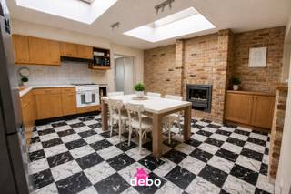 Op zoek naar een ruime woning waar u zonder zorgen kunt intrekken?<br />Deze verzorgde gezinswoning in Rekkem combineert ruimte, comfort en een gunstige ligging.<br />Via de inkomhal bereikt u de lichtrijke leefruimte die aansluit op de ruime keuken met gezellige eetplaats. Achteraan geniet u van een aangename veranda met uitzicht op de tuin.<br />Met drie volwaardige slaapkamers, een praktische kelder en een onderhoudsvriendelijke tuin met terras en tuinhuis beschikt deze woning over alle troeven voor een gezin of starters die op zoek zijn naar extra ruimte. <br />Kortom: een ruime, instapklare woning met veel ruimte, opbergmogelijkheden, potentieel en comfort!<br /><br />Bovendien geniet u van:<br />✓ Geen renovatieplicht (EPC D)<br />✓ Gratis parkeermogelijkheden voor de deur<br />✓ Instapklaar<br />✓ Veranda met tuinzicht<br />✓ 3 ruime slaapkamers<br />✓ Rustige ligging in Rekkem