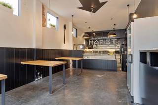 <p><strong>Handelszaak met naastgelegen open ruimte op 295m². Momenteel ingericht als frituur met bovengelegen studio. Geen asbest of renovatieverplichting. Grondige renovatie in 2014. CV ketel op gas (2024). Naast open ruimte nog aparte parking pal naast het perceel. <br /><br />Ligging: </strong>gelegen in hartje Herentals op een commercieel interessante locatie met vlotte verbinding dankzij nabijgelegen invalswegen. <br /><br /><strong>Indeling: </strong>eetruimte met geïnstalleerde frituur, (speel)hoek met apart toilet, bijkeuken. Inkom studio. <strong>+1:</strong> leefruimte met open keuken, slaapruimte met open badkamer. <strong>Buiten:</strong> terras, open verharde ruimte. </p>
<p><strong>Indeling:</strong> De gelijkvloerse verdieping is momenteel ingericht als een frituur bestaande uit eetgelegenheid met aparte (speel)hoek en apart toilet. Aansluitend is er nog een bijkeuken alsook toegang naar de buitenruimte. Een aparte toegang geeft doorgang naar de studioverdieping. Deze beschikt over een leefruimte met open keuken en een slaapruimte met open badkamer. <br />Buiten beschik je over een grote open, verharde ruimte met afgebakend terras waar je nog veel mogelijkheden hebt. Het perceel grenst bovendien rechts aan een servitude met naastgelegen openbare parking. <br />Het gebouw werd grondig gerenoveerd in 2014. Werken zoals (het uitbreken, isoleren en vernieuwen van) de vloer, het vervangen van het buitenschrijnwerk, en het isoleren van het hellend en platte dak en het vernieuwen van de elektriciteit werden voorzien. Ook de CV ketel werd zopas (2024) nog vernieuwd.  <br /><br />Wordt dit uw nieuwe investering of uitbating met bovengelegen woonst? Maak dan snel een afspraak. </p>