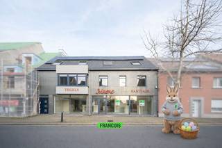 Dit uitzonderlijk veelzijdige eigendom combineert wonen en werken op een unieke manier. Op het gelijkvloers bevindt zich een ruim handelspand, uitgerust met een eigen keuken, toilet en badkamer, waardoor het perfect geschikt is voor diverse commerciële activiteiten of zelfstandige beroepen. Vanuit het handelspand is er een interne verbinding naar het bovenliggende appartement, maar er is eveneens een aparte inkom voorzien, wat extra privacy en flexibiliteit biedt.<br /><br />Op de bovenverdieping bevindt zich een volledig gerenoveerd appartement dat comfort en kwaliteit uitstraalt. Een absolute troef is het zonnige dakterras, waar u in alle rust kan genieten van buitenruimte in een stedelijke omgeving.<br /><br />Achteraan het perceel ontdekt u een sfeervolle binnenplaats met vijver, die leidt naar een afzonderlijke ontspanningsruimte met ingebouwde jacuzzi én een apart toilet, een zeldzame luxe die bijdraagt aan het unieke karakter van dit pand.<br /><br />Verder beschikt het eigendom over een ruime loods en een garage met uitweg langs de achterzijde van het perceel, wat ideaal is voor leveringen, stockage of extra parkeermogelijkheden.<br /><br />Kortom, een uitzonderlijke opportuniteit voor wie wonen en werken wil combineren, met tal van mogelijkheden en een hoogwaardige afwerking. Een bezoek is absoluut de moeite waard!<br /><br />