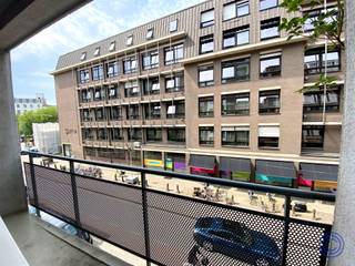 <p><span>Informatie studentenkamer/studio</span></p><p><span>Volledig gemeubelde studio met terras, gelegen op de 2de verdieping met lift! Ruime en lichtrijke leefruimte met directe toegang tot het west geörienteerd terras (avondzon). In de leefruimte is een open keuken met kookeiland, uitgerust met o.a. een elektrische kookplaat, dampkap, microgolf, koelkast met apart vriesvak, etc. Super centrale ligging in Antwerpen met verschillende hippe cafés en restaurants, winkels, etc. op wandelafstand! Parlofoon aanwezig. Maandelijkse kost: 50 EUR (onderhoud en verbruik van lift en de gemene delen). Mis deze kans niet en contacteer ons snel op <span>info@ccimmo.be</span></span><span>!</span></p><p><span> </span></p><p><span>Indeling</span></p><ul><li><span>Knusse leefruimte met veel lichtinval door de brede raampartij.</span></li><li><span>Vanuit de leefruimte heeft u toegang tot het gezellige terras met W-oriëntatie (avondzon).</span></li><li><span>Ingerichte keuken met kookeiland op tegelvloer met o.a. een elektrische kookplaat, dampkap, microgolf, koelkast met vriesvak en spoelbak.</span></li><li><span>Praktische badkamer met douche, wc en lavabomeubel en ingemaakte kast.</span></li><li><span>Gordijnen en verlichting aanwezig.</span></li><li><span>Geen aansluiting voorzien voor wasmachine.</span></li></ul><p><span> </span></p><p><span>Extra's</span></p><ul><li><span>Nieuwe airco met warmtepomp, voor zowel verwarming als verkoeling.</span></li><li><span>Volledig gemeubeld.</span></li></ul><p><span> </span></p><p><span>Huur informatie</span></p><ul><li><span>Huurprijs: 750 EUR.</span></li></ul><ul><li><span>Algemene kosten: 50 EUR/maand voor onderhoud lift en verbruik gemeenschappelijke delen.</span></li></ul><ul><li><span>Verbruik: individuele meters voor water, gas en elektriciteit.</span></li></ul><ul><li><span>Beschikbaarheid: overeen te komen.</span></li></ul><ul><li><span>Waarborg: 3 maanden.</span></li></ul><p><span> </span></p><ul><li><span>Opmaak ingaande plaatsbeschrijving 100 EUR excl. BTW.</span></li><li><span>Opmaak inventarislijst 100 EUR excl. BTW.</span></li><li><span>Verplichte aansluiting brandpolis door huurder.</span></li></ul><p><span> </span></p><p><span>Gebouw</span></p><ul><li><span>Gebouw bestaande uit 2 winkels op de gelijkvloerse verdieping en 5 verdiepen met in totaal 20 studio's/appartementen.</span></li></ul><ul><li><span>Parlofoon aanwezig.</span></li><li><span>Lift aanwezig.</span></li></ul><p><span> </span></p><p><span>Ligging</span></p><ul><li><span>Gelegen in de dichte nabijheid van het Mechelseplein en Theaterplein.</span></li><li><span>Op wandelafstand van het Theaterplein, de Leopoldplaats, supermarkten, ...</span></li><li><span>Verschillende leuke cafés, restaurants en winkels in de directe omgeving.</span></li><li><span>Openbaar vervoer voor de deur.</span></li><li><span>MOBISCORE: 9,7/10</span></li></ul><p><span> </span></p><p><span>*De informatie in deze prospect is ter informatieve titel: de kandidaat-huurders moeten hun eigen zaak maken van het verkrijgen, controleren en interpreteren van deze informatie.</span></p>