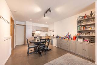 Rustig en centraal gelegen gezinswoning met een bewoonbare oppervlakte van ca. 170 m², gelegen in de dorpskern van Dentergem, vlakbij de kerk en het gemeentehuis. De woning geniet van een vlotte bereikbaarheid en bevindt zich op wandelafstand van lokale voorzieningen, in een aangename en landelijke omgeving.<br /><br />PLUSPUNTEN:<br />* GUNSTIGE CENTRALE LIGGING;<br />* TOTAALRENOVATIE 2010 | VOLLEDIG NIEUWE DAKCONSTRUCTIE 2024;<br />* ZONNEPANELEN 14 x 425 WP <br />* WARMTEPOMP (lucht/lucht) AIRCO/VERWARMING <br />* ENERGIEVRIENDELIJK | B-LABEL <br />* AUTOMATISCHE ZONWERING TWEEDE VERDIEPING<br />* MOGELIJKHEID TOT AANKOOP STAANPLAATS OP WANDELAFSTAND <br /><br />INTERIEUR:<br />U komt binnen via de inkomhal, die toegang geeft tot de lichtrijke woonkamer met open keuken. Dit betreft een ingerichte keuken met spoelbak, kookplaat, dampkap, oven met ruimte voor frigo. Verder beschikt het gelijkvloers over een praktische koele berging, een ruime wasplaats alsook een apart gastentoilet.<br /><br />Op de eerste verdieping bevinden zich 2 slaapkamers en een vernieuwde badkamer (2024) met dubbel lavabomeubel en inloopdouche. Tevens op dit verdiep een apart toilet. <br />Via een vaste trap bereikt u de tweede verdieping (volledig nieuw 2024), waar u de ruime derde (master) slaapkamer en een aparte bureauruimte terugvindt.<br /><br />EXTERIEUR: <br />Op het eerste verdiep is er een gezellig overdekt terras (7m²) waar het gezellig vertoeven is!