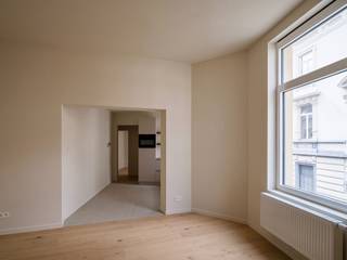 <strong>Hoogwaardig gerenoveerd duplex appartement met zonnig terras in het centrum van Gent</strong><br /><br /><em>Voor bezoekaanvragen: info@carloeggermont.be</em><br /><br />Op een <strong>gegeerde locatie</strong> tussen het Begijnhof, de Coupure en het <strong>historische centrum van Gent</strong> bevindt zich dit <strong>lichtrijke duplexappartement</strong>, onderdeel van een<strong> kleinschalig renovatieproject </strong>in een authentiek hoekgebouw. De residentie omvat slechts vier entiteiten, wat garant staat voor privacy, een <strong>eenvoudig beheer en lage gemeenschappelijke kosten.</strong><br /><br />De r<strong>enovatie werd uitgevoerd in 2026 </strong>met bijzondere aandacht voor<strong> energie-efficiëntie</strong>, kwalitatieve materialen en een tijdloze afwerking. Dit resulteert in een instapklaar appartement met een <strong>gunstige EPC B-score</strong> en hedendaags wooncomfort.<br /><br />Met een <strong>bruikbare vloeroppervlakte van ca. 71 m²</strong> biedt het appartement een aangename woonbeleving in het hart van de stad. De indeling omvat een lichtrijke leefruimte met naastgelegen keuken, een ruime slaapkamer, een tweede compacte kamer, een afzonderlijke bureauruimte met toegang tot het zonnige terras, een stijlvolle badkamer en een berging met wasvoorzieningen.<br /><br />Daarnaast beschikt de residentie over een <strong>gemeenschappelijke fietsenberging.</strong><br /><br /><strong>Een interessante opportuniteit voor zowel eigen bewoning als investering, dankzij de centrale ligging, kwalitatieve renovatie en beperkte kostenstructuur.</strong><br /><em>(opmaak aandeel kosten opmeting en basisakte ten laste van de koper)</em>