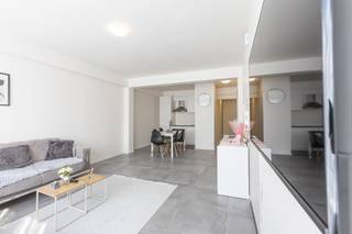 Ontdek dit<strong> lichtrijke appartement</strong>, perfect voor zowel <strong>eigen bewoning als investering</strong>. Het appartement beschikt over <strong>twee ruime slaapkamers</strong> en <strong>een ruim terras aan de achterzijde</strong>, ideaal om te ontspannen.<br /><br /><strong>De open keuken</strong> is volledig uitgerust en vormt samen met de leefruimte een aangename, open woonomgeving. De badkamer is voorzien van een stijlvol l<strong>avabomeubel en een inloopdouche</strong>. Daarnaast is er een <strong>apart toilet.</strong><br /><br />Extra troeven zijn de <strong>conforme elektrische installatie</strong> en een <strong>gunstige EPC-score (B)</strong>, wat zorgt voor een energiezuinig en comfortabel verblijf. Dit appartement werd tot nu toe gebruikt als <strong>vakantieverhuur, maar is ook perfect geschikt als vaste woonst.</strong><br /><br />Bovendien wordt het appartement volledig <strong>gemeubeld verkocht</strong>, waardoor het meteen <strong>instapklaar</strong> is. Er is een <strong>privatieve kelder</strong> en een <strong>gemeenschappelijke fietsenberging</strong> aanwezig. <br /><br />Op heden is het appartement op jaarbasis verhuurd met een mooi rendement (1050 euro per maand).. 