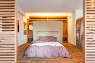 <p><strong>Dit prachtige appartement biedt niet alleen een uitzonderlijke woonervaring, maar ook potentieel als investering. Dankzij de aantrekkelijke ligging en indeling kan het in de toekomst vlot verhuurd worden, wat het een interessante opportuniteit maakt voor wie op zoek is naar een waardevaste belegging. Of Ideaal voor wie op zoek is naar een nieuwe thuis zonder wachttijd.<br /><br />Centraal wonen met uitzicht op de stad</strong><br />Als ‘centraal wonen’ in de Dikke Van Dale zou staan, zou er een foto van dit appartement naast staan. Hier ontwaak je elke dag met een prachtig uitzicht op het vernieuwde Operaplein, de Franklin Rooseveltplaats en de gloednieuwe Antwerp Tower. Een boodschap doen, iets gaan eten of eropuit? Met dit appartement als uitvalsbasis is álles binnen handbereik. En dan hebben we het nog niet eens over het appartement zelf… Kom binnen.<br /><br /><strong>Een balzaal van een leefkamer</strong><br />Het hoofdthema van dit appartement? Dat is absoluut de gigantische leefkamer, die we gerust als een ‘loft’ kunnen omschrijven. Behalve de badkamer is alles hier open: het gevoel van ruimte en lucht is ongeëvenaard. Let zeker op de prachtige houten vloer die door het hele appartement ligt te blinken.<br /><br /><strong>Keuken voorzien van al het nodige</strong><br />De open keuken in de leefkamer is een genot voor iedere kookliefhebber. Met volop opbergruimte en een stijlvol kookeiland (dat blijft staan), heb je alles bij de hand. Er is ook een nis voor een losse koelkast (inbegrepen in de prijs), een vaatwasser, inductiekookplaat en ingebouwde oven. De spatwand werd recent vernieuwd.<br /><br /><strong>Troef: loft-slaapkamer met verborgen dressing</strong><br />Rechts van de zithoek bevindt zich de verborgen parel van het appartement. Een loft-slaapkamer, subtiel afgescheiden van de rest door prachtige houten tussenschotten. Achter het bed ontdek je een fenomenale, goed verstopte dressing – de perfecte oplossing om al je outfits netjes op te bergen.<br /><br /><strong>Volledig vernieuwde badkamer met ligbad</strong><br />In de ruime inkomhal vind je de recent vernieuwde badkamer, met een mooie tegelvloer. Hier kun je urenlang ontspannen in het ligbad. Verder zijn er een wastafel, grote spiegel, toilet én ruimte voor een wasmachine en droger.<br /><br /><strong>Veiligheid en comfort</strong><br />Het appartement ligt op de derde verdieping en is toegankelijk via een nieuwe, stevige veiligheidsdeur. Daarnaast is er overal dubbele beglazing, wat zorgt voor rust en comfort.<br /><br /><strong>De buurt: Antwerpen aan je voeten</strong><br />Je kijkt uit op het bruisende hart van Antwerpen en bevindt je op een halve minuut lopen van de Keyserlei, de Meir en de Rooseveltplaats. Voor je boodschappen kun je terecht bij Jumbo, Lidl of Delhaize, allemaal op wandelafstand. Dit appartement tilt ‘centraal wonen’ naar een hoger niveau – perfect voor de doorgewinterde stadsmussen onder ons!<br /><br /><strong>Verliefd?</strong><br />Stuur ons een bericht via info@ugly.be.</p>