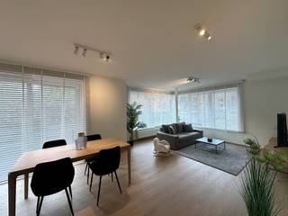 Dit recente appartement (gebouw van 2020) met één slaapkamer geniet van een centrale ligging in Knokke en biedt een aangename combinatie van comfort, licht en rust. Dankzij de mooie lichtinval baadt de leefruimte in natuurlijk daglicht. Het appartement beschikt over één slaapkamer, een badkamer met douche, een afzonderlijk toilet en een praktische berging. Daarnaast is er een gemeenschappelijke fietsenberging aanwezig en is een garage inbegrepen in de huurprijs. Het appartement bevindt zich in een kleinschalig en bijzonder rustig gebouw, ideaal voor wie comfortabel wil wonen op een centrale locatie in Knokke. De huurprijs bedraagt € 990 per maand, vermeerderd met € 80 algemene onkosten per maand.