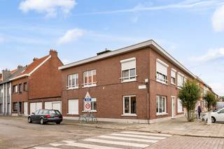 <strong>🏡 TE KOOP IN LIER | Guldensporenlaan 88</strong><br /><br /><strong>Gebouw bestaande uit 2 appartementen op een gunstige locatie, vlak bij het centrum!</strong><br /><br />Op zoek naar een investering op een praktische en vlot bereikbare locatie in Lier?<br />Dit gebouw aan de Guldensporenlaan combineert comfortabel wonen met alle dagelijkse voorzieningen binnen handbereik.<br /><br />Dankzij de gunstige ligging aan de stadsrand bevinden het station, scholen, winkels en openbaar vervoer zich op wandelafstand.<br />Ideaal voor wie graag alles dichtbij heeft!<br /><br /><strong>Gelijkvloers appartement:</strong><br /><strong>Indeling</strong>: inkomhal, woonkamer, keuken, badkamer en 1 slaapkamer.<br /><strong>Technisch:</strong> EPC: 255 kWh/m²/jaar = energielabel C.<br /><br /><strong>Appartement 1ste verdieping:</strong><br /><strong>Indeling</strong>: inkomhal, woonkamer, keuken, berging, badkamer en 2 slaapkamers.<br /><strong>Technisch:</strong> EPC: 219 kWh/m²/jaar = energielabel C.<br /><br /><strong>Extra troef</strong>:<br />Er bestaat de mogelijkheid om het aangrenzende garagegebouw afzonderlijk bij aan te kopen voor € 45.000.<br />Een interessante extra voor wie op zoek is naar bijkomende parkeer- of opslagruimte.<br /><br /><strong>Ontdek dit gebouw online!</strong><br />Bekijk de foto's en interactieve grondplannen op onze website:<br />🌐 www.wijns.be<br /><br /><strong>Interesse?</strong> Neem vandaag nog contact met ons op!<br />Wil je graag meer informatie of het gebouw ter plaatse ontdekken? Wij helpen je met plezier verder.<br />📱 0473/33 33 33<br />✉️ philip@wijns.be<br />