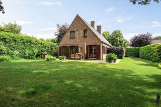 <p><strong>Charmante gezinswoning op een uitzonderlijke locatie in Aartselaar<br /><br /></strong>In een rustige, doodlopende straat nabij het centrum van Aartselaar bevindt zich deze charmante en uitstekend onderhouden gezinswoning op een prachtig perceel van maar liefst 792 m². Hier geniet u dagelijks van een unieke combinatie van rust, privacy en een uitstekende bereikbaarheid.<br /><br />De woning ligt op wandel- en fietsafstand van het dorpscentrum, waar u terecht kunt voor winkels, supermarkten en scholen. Dankzij de vlotte verbinding met de A12 en E19 bereikt u Antwerpen, Brussel en Mechelen in een mum van tijd.<br /><br />Met een bewoonbare oppervlakte van circa 203 m² (inclusief garage), een dubbele inpandige garage, drie volwaardige slaapkamers en een zonnige tuin met volledige privacy biedt deze woning alle ruimte en comfort voor wie rustig wil wonen zonder in te boeten aan bereikbaarheid.<br /><br /><strong>Troeven van de woning:<br /></strong>- Zeer rustige ligging in een doodlopende straat<br />- Uitstekende locatie nabij het centrum van Aartselaar<br />- Perceeloppervlakte: 792 m²<br />- Bewoonbare oppervlakte: ca. 203 m² (incl. garage)<br />- 3 volwaardige slaapkamers<br />- Masterbedroom met aansluitende dressing<br />- Dubbele inpandige garage met automatische poorten<br />- Ruime dubbele oprit<br />- Zonnige, fraai aangelegde tuin met optimale privacy<br />- Veel bergruimte dankzij de dubbele garage en bergkamer<br />- Goede verbinding naar A12 en E19<br /><br /><strong>Technische kenmerken:<br /></strong>- EPC: 299 kWh/m²jaar (C label)<br />- Kruipruimte onder de volledige woning<br />- Recente condensatieketel op gas<br />- Dubbele beglazing<br /><br /><strong>Indeling:<br /></strong><span>Gelijkvloerse verdieping<br /></span>Via de inkomhal met gastentoilet en handenwasser betreedt u de woning. De lichtrijke leefruimte geniet van grote raampartijen die een prachtig zicht bieden op de tuin en zorgen voor een aangename verbinding tussen binnen en buiten.<br /><br />De keuken is functioneel ingericht en voorzien van alle nodige toestellen en comfort voor dagelijks gebruik.<br /><br />Aansluitend bevindt zich de uitzonderlijk ruime dubbele inpandige garage, uitgerust met automatische sectionaalpoorten, aansluitingen voor wasmachine en droogkast en voldoende ruimte voor stockage, fietsen en hobbymateriaal.<br /><br />De prachtige tuin vormt een oase van rust waar privacy centraal staat.<br /><br /><span>Eerste verdieping</span><br />De ruime nachthal geeft toegang tot:<br />- Masterbedroom van ca. 18 m² met ensuite dressing<br />- Tweede slaapkamer van ca. 16 m²<br />- Derde slaapkamer van ca. 10 m²<br />- Ruime badkamer voorzien van ligbad, douche, dubbele wastafel en toilet<br />- Praktische bergkamer met toegang tot de bergzolder<br /><br />Bent u op zoek naar een ruime gezinswoning met een mooie tuin, veel privacy en een uitzonderlijke ligging nabij het centrum van Aartselaar? Dan is deze woning absoluut een bezoek waard.</p>