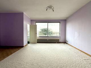 A well-maintained, yet <strong>spacious studio </strong>on the fourth floor at the rear of an apartment building with <strong>unobstructed south-facing views</strong>. It is located <strong>100 meters from Elizabeth Metro station</strong> and there are numerous shops nearby. The building is quiet and has an <strong>elevator.</strong> The monthly costs are approximately <strong>€ 150</strong> including common <strong>central heating and water. </strong>Electricity and WiFi individual