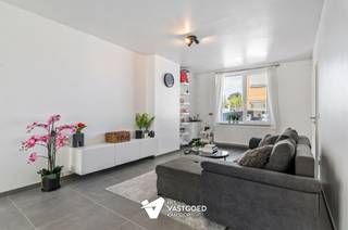 <p><span>Volledig gerenoveerde woning met 3 slaapkamers vlak bij Beringen-centrum.</span></p><p><span> </span></p><p><span>Belangrijkste troeven: </span></p><p><span>- Centrale ligging</span></p><p><span>- Kwalitatief afgewerkt</span></p><p><span>- Volledig gerenoveerd</span></p><p><span>- Garage</span></p><p><span>- Positief EPC</span></p><p><span>- 3 ruime slaapkamers</span></p><p><span> </span></p><p><span>Bekijk zeker ook de grondplannen met de afmetingen. Zo krijgt u van thuis uit al een perfect beeld van wat deze woning te bieden heeft!</span></p><p><span> </span></p><p><span>Wenst u meer info of een vrijblijvende bezichtiging, contacteer dan ons kantoor op het nummer 011 85 15 15 en wij helpen u graag verder.</span></p>
