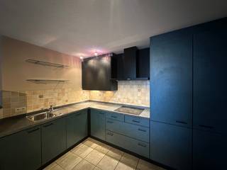 Cet agréable appartement à Ostende offre un salon spacieux et lumineux avec cuisine ouverte, où les grandes fenêtres apportent une lumière...