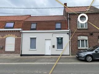 Deze woning in het landelijke Nieuwkerke nabij lokale handelaars en scholen, openbaar vervoer enz.De woning is voorzien van een inkomhal met toilet...